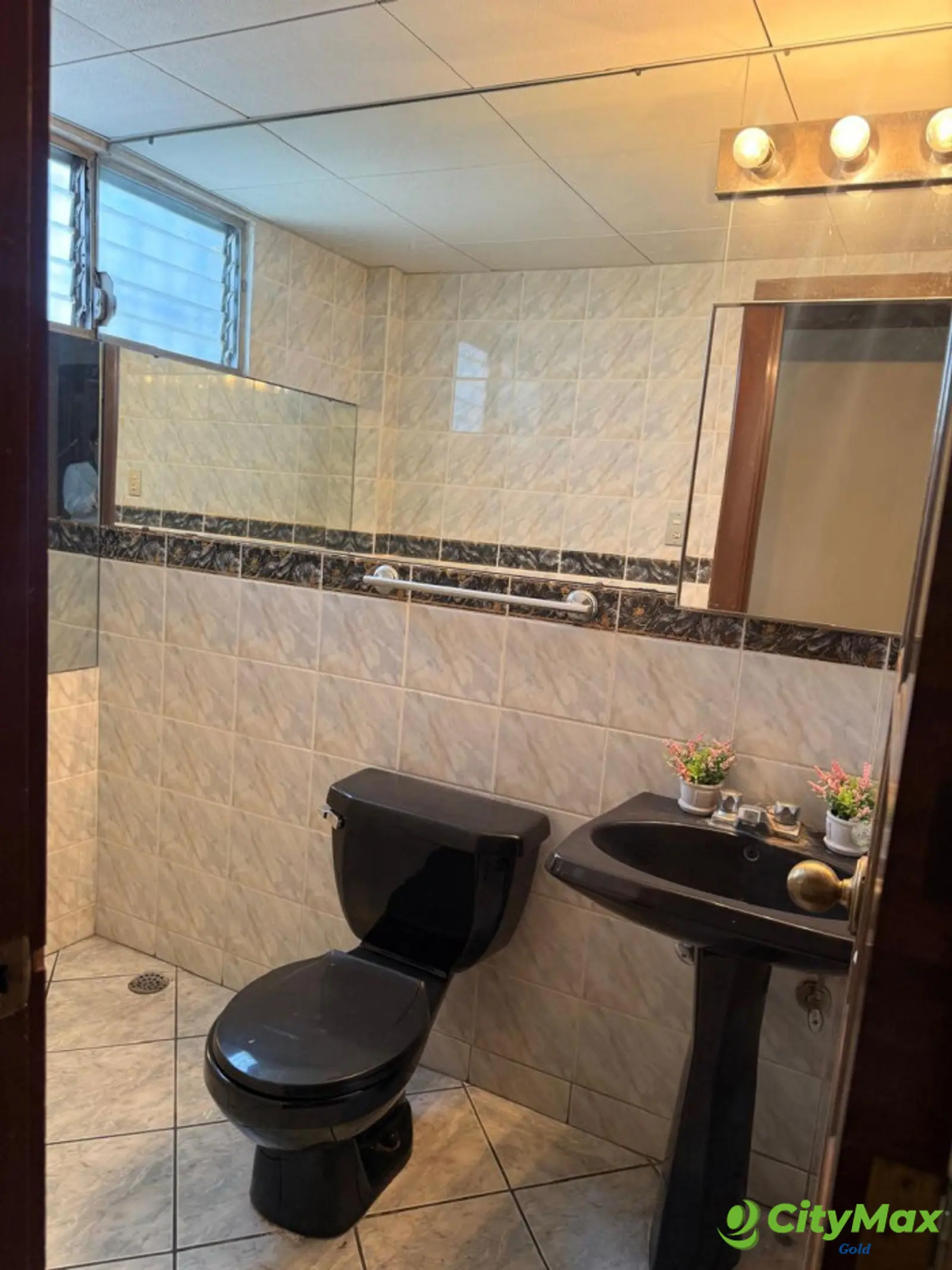 Casa sobre vía principal en Venta en Lourdes Zona 17 - Baño de visitas