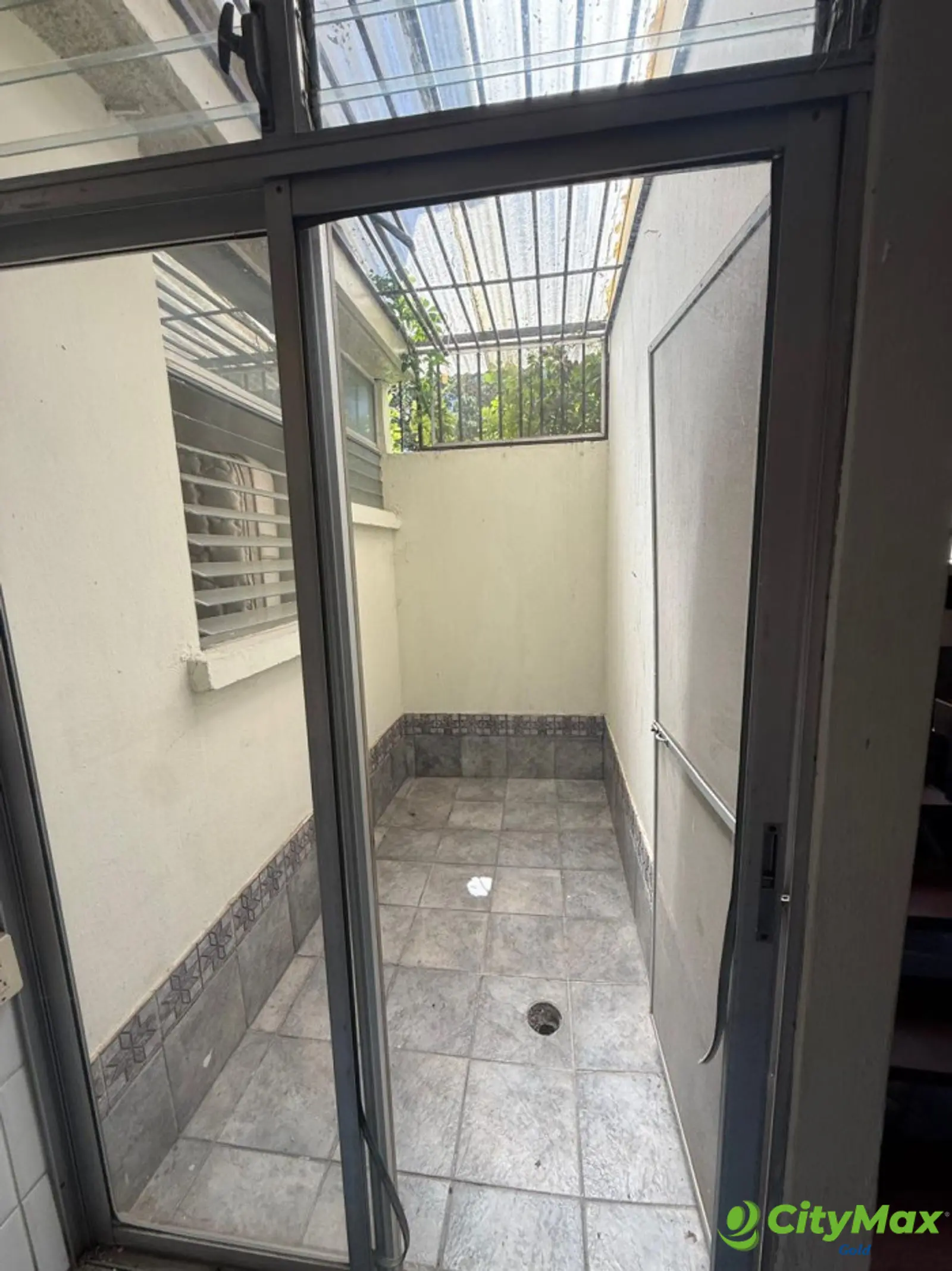 Casa sobre vía principal en Venta en Lourdes Zona 17 - Patio