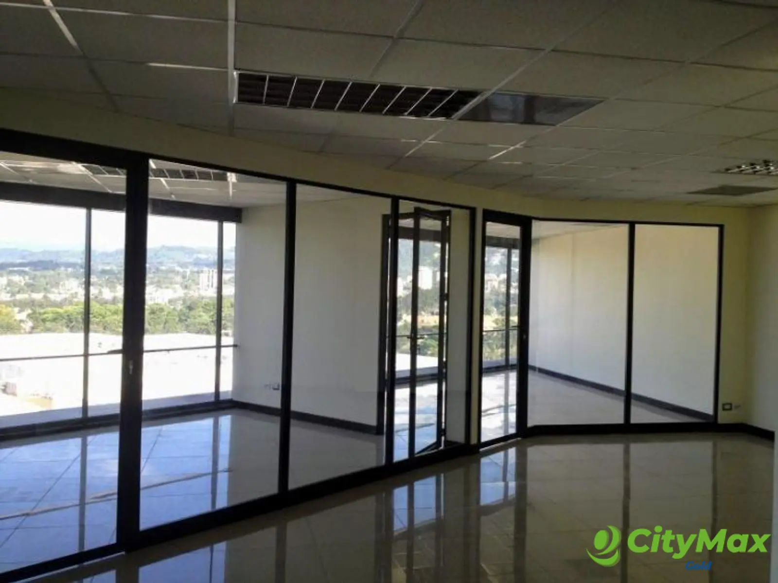 Oficina amplia en Venta en Zona 10 de Guatemala - foto 12