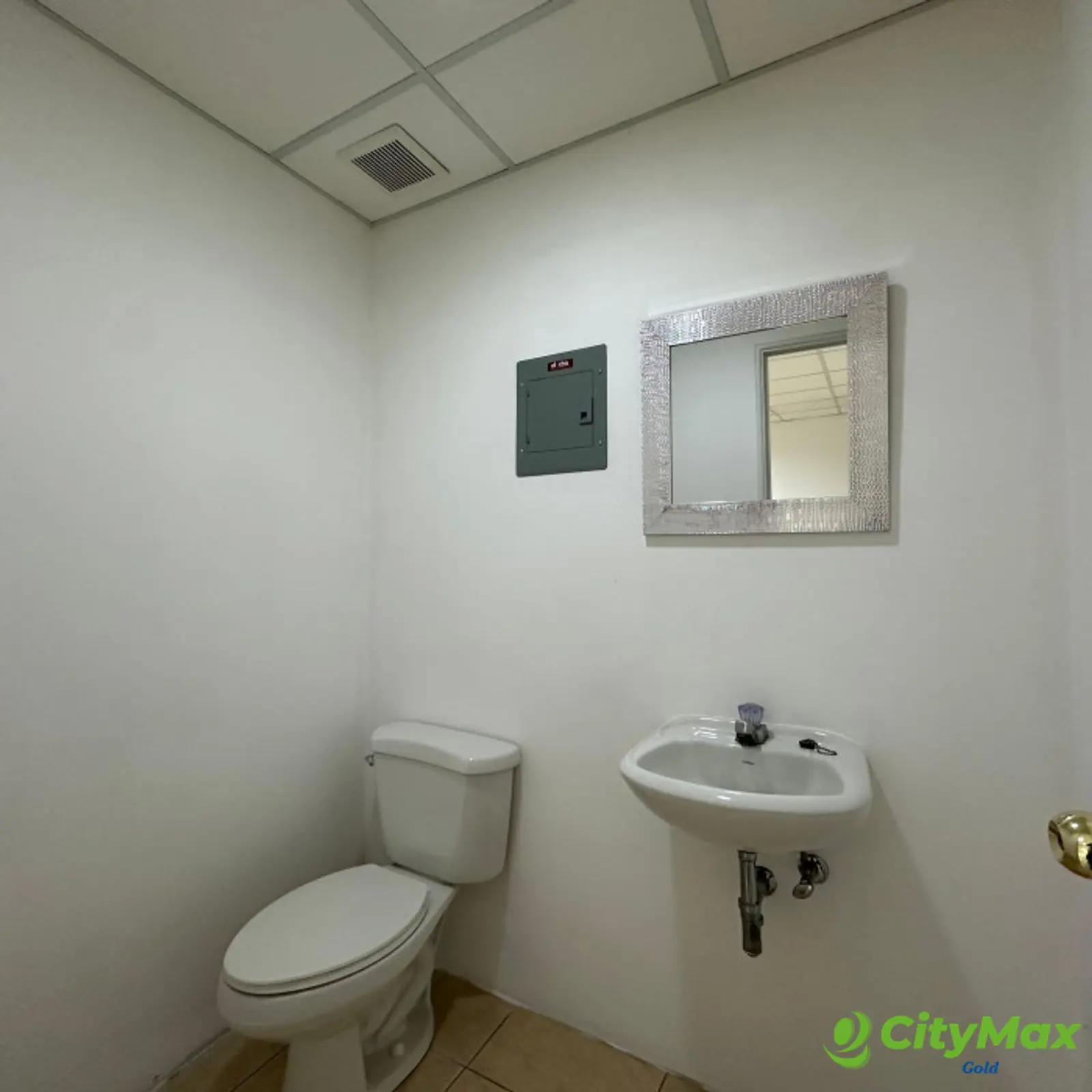 Oficina en Venta Para Inversión en Zona 10 - foto 7