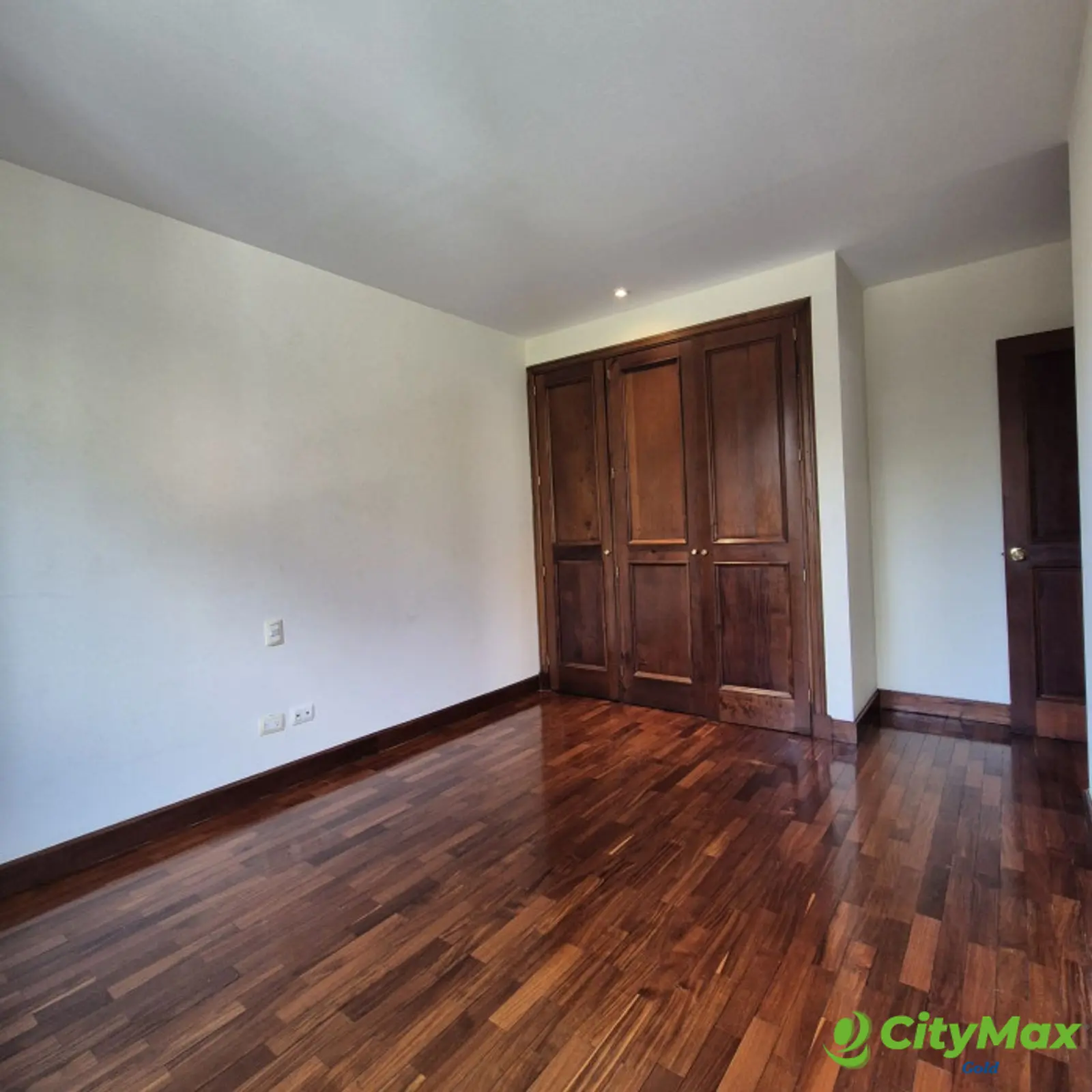 Apartamento amplio en alquiler en zona 10 - foto 8