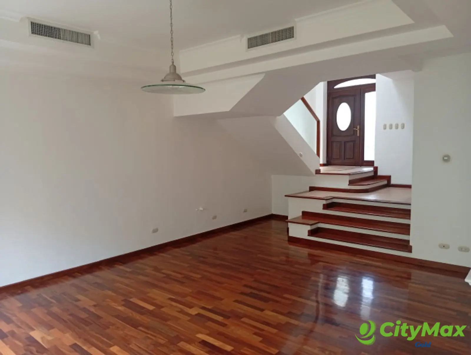Casa en renta Condominio Cercano Diagonal 6, Zona 10 - foto 2