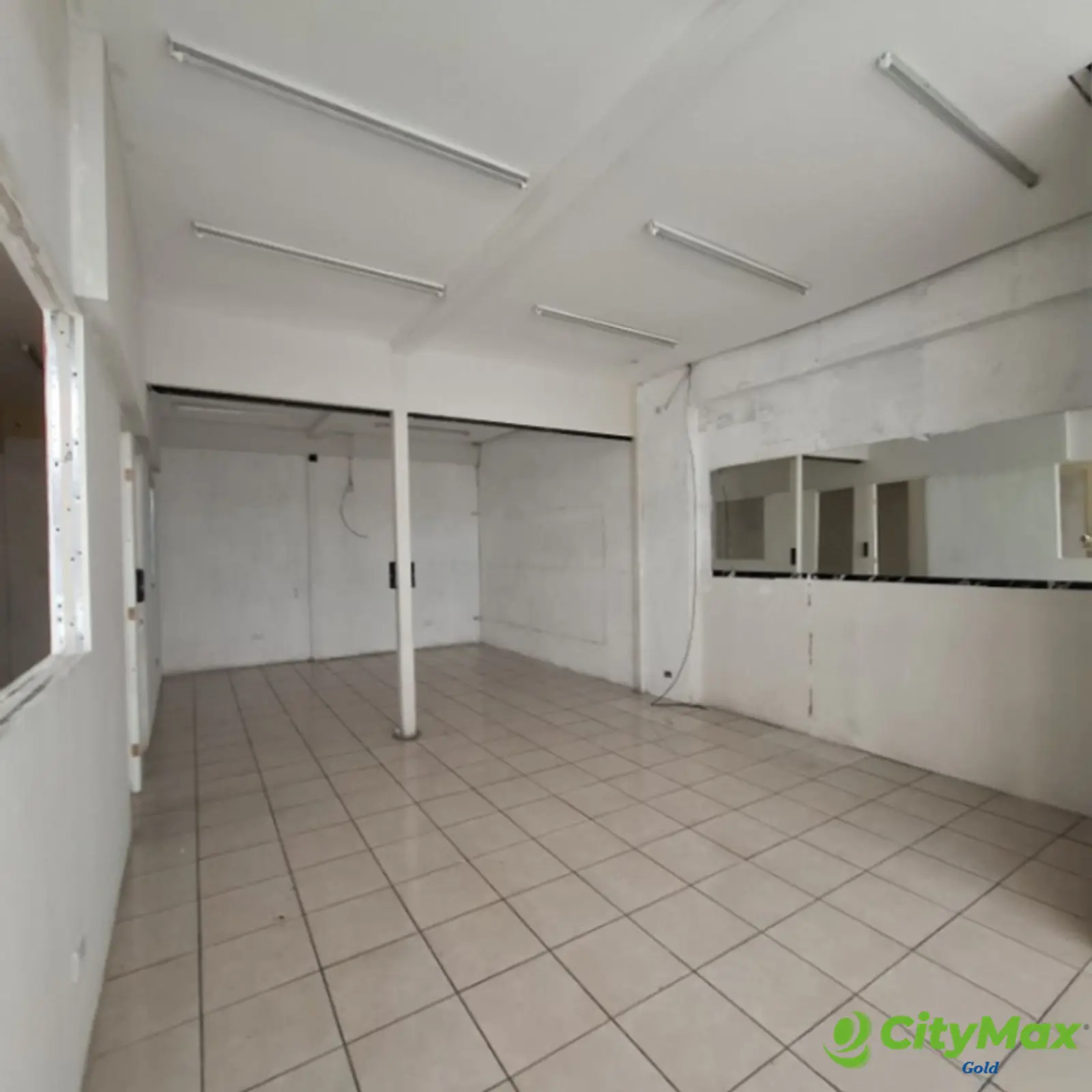 Rento Local en Centro Comercial en calzada Roosevelt - foto 3