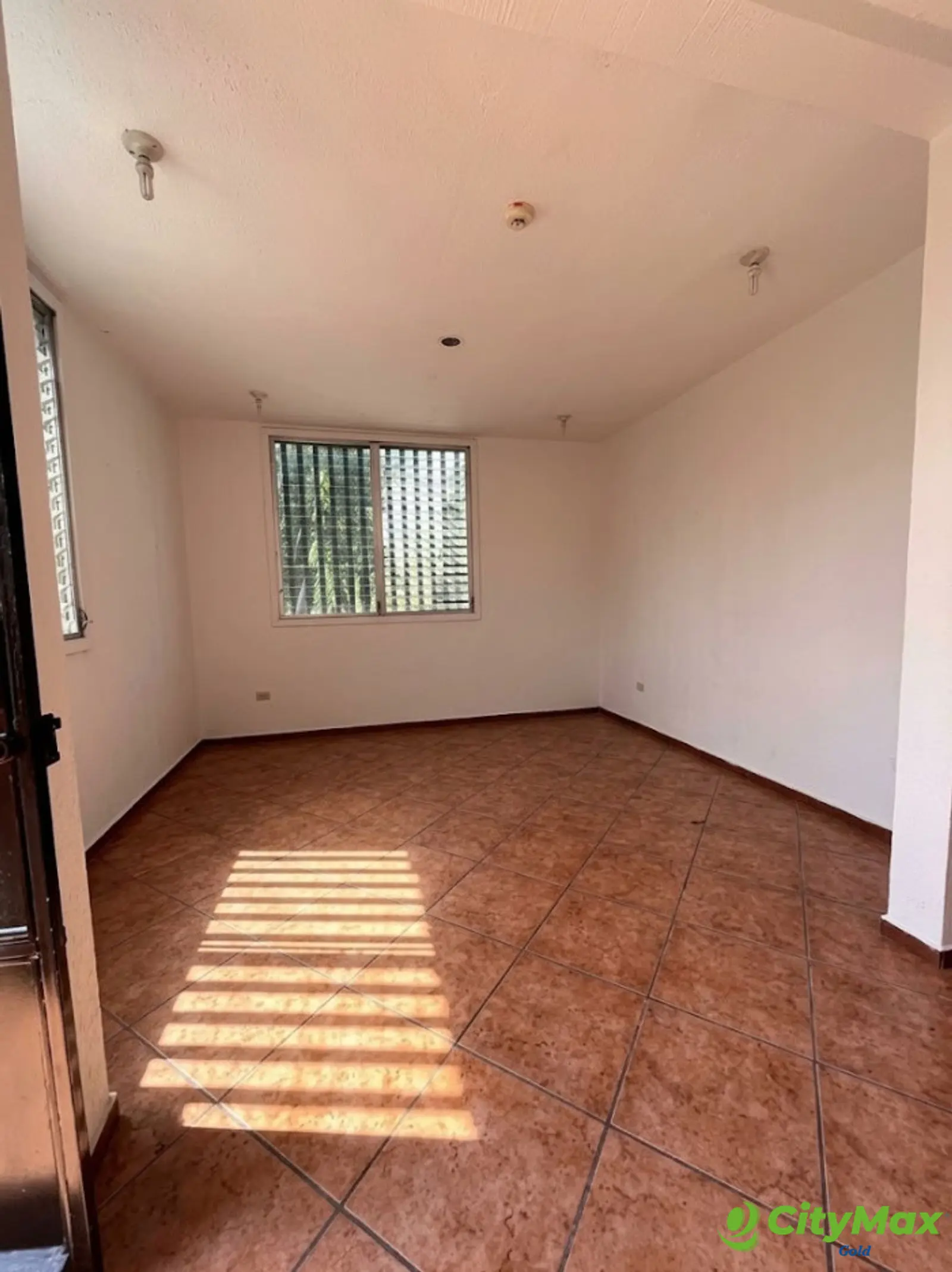 Casa de descanso en venta o renta en Torremolinos - sala familiar o estudio