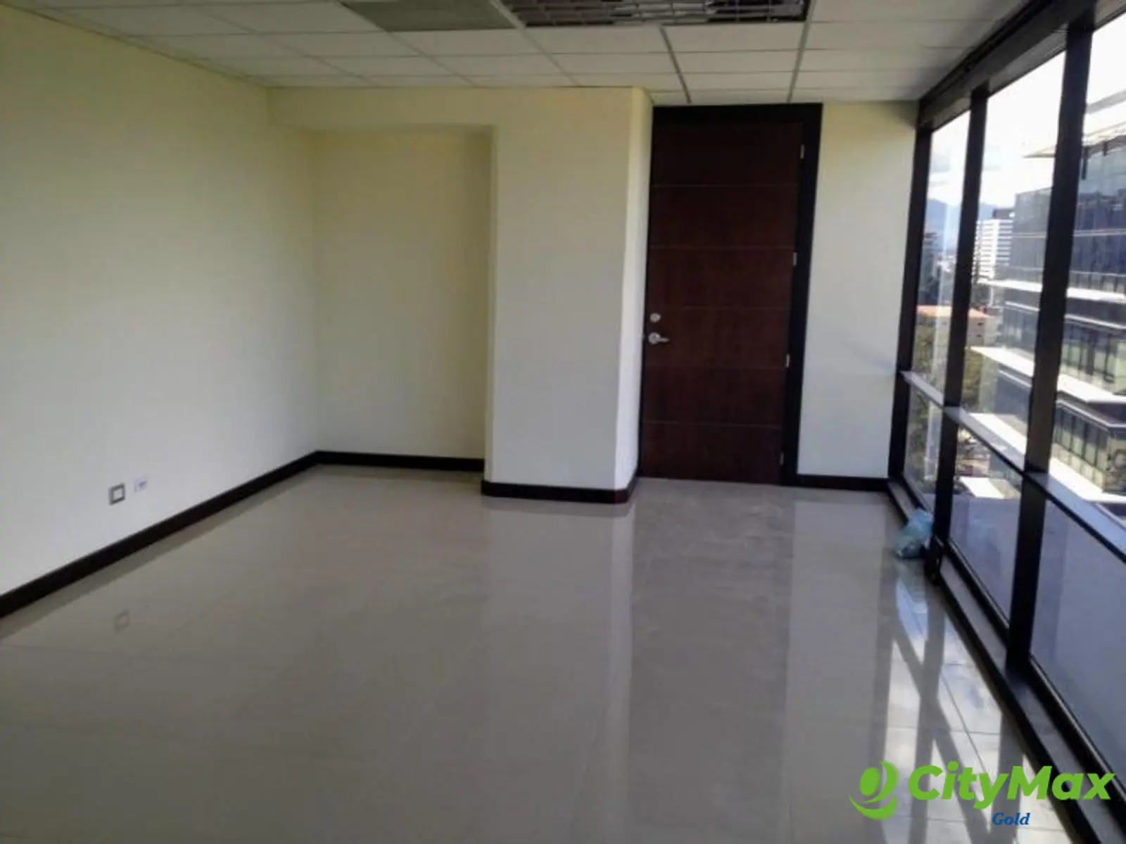 Oficina amplia en Venta en Zona 10 de Guatemala - foto 4