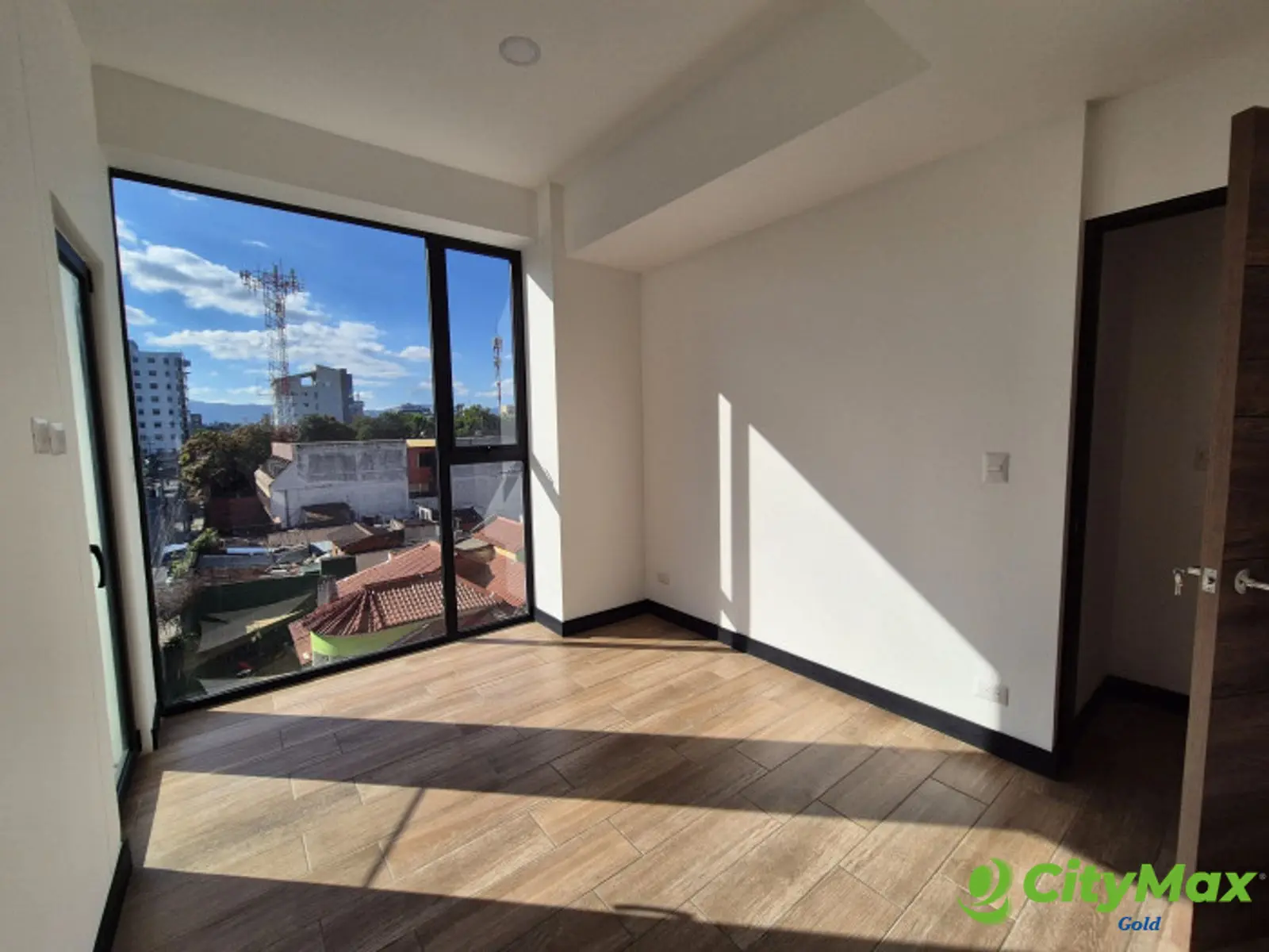 Apartamento en alquiler o venta en zona 10 - foto 3