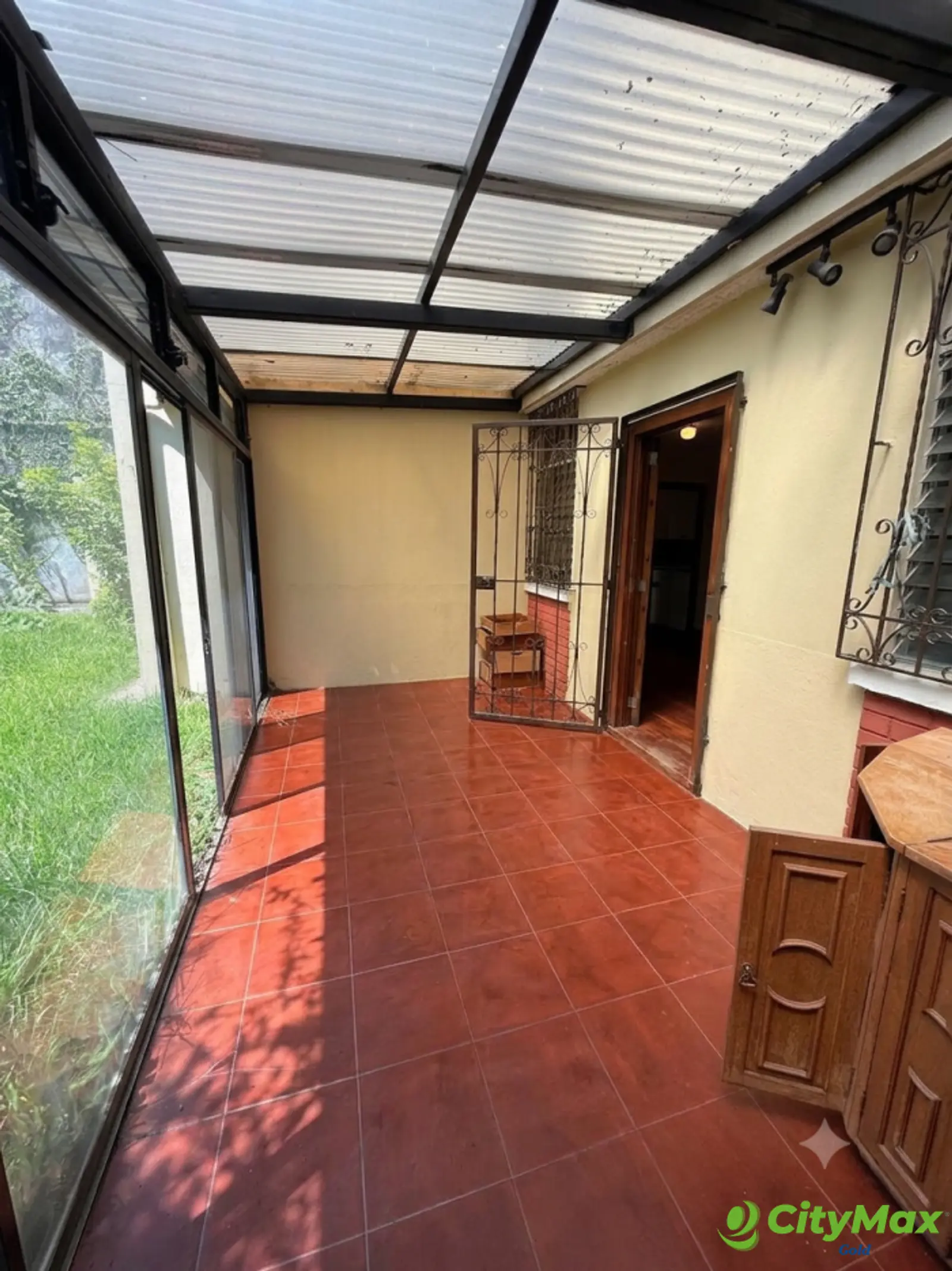 Casa sobre vía principal en Venta en Lourdes Zona 17 - pergola