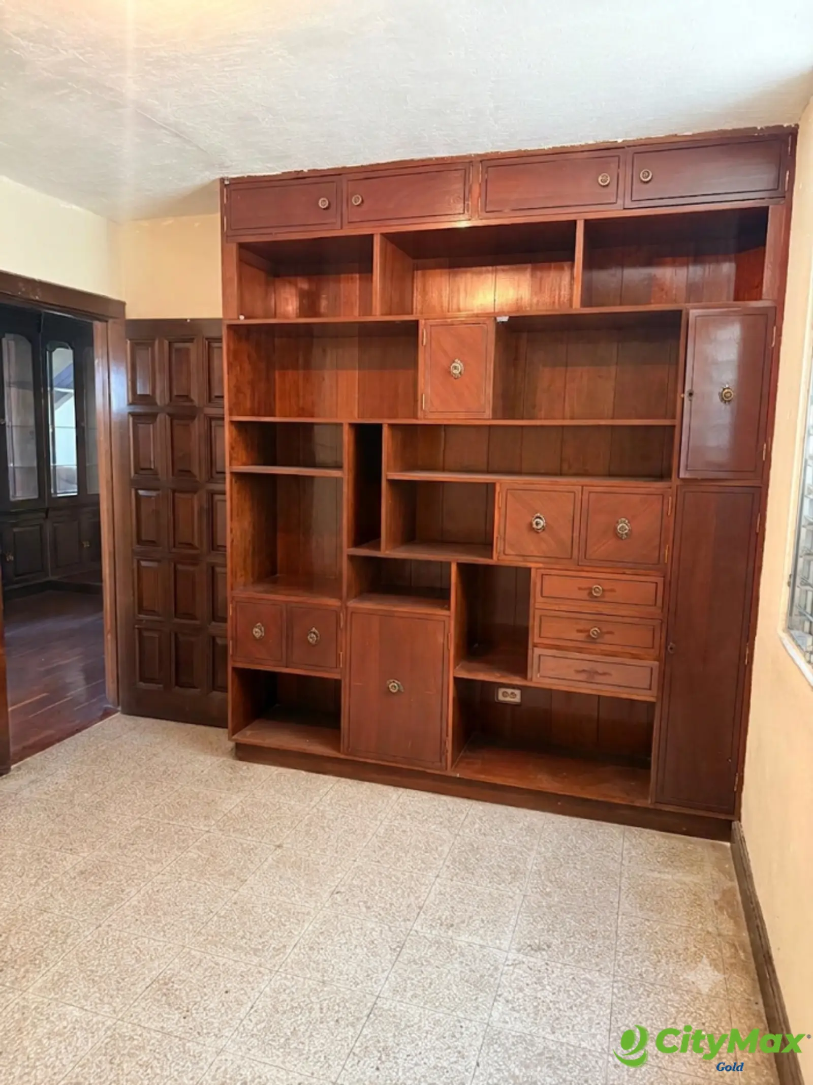 Casa sobre vía principal en Venta en Lourdes Zona 17 - Estudio u oficina