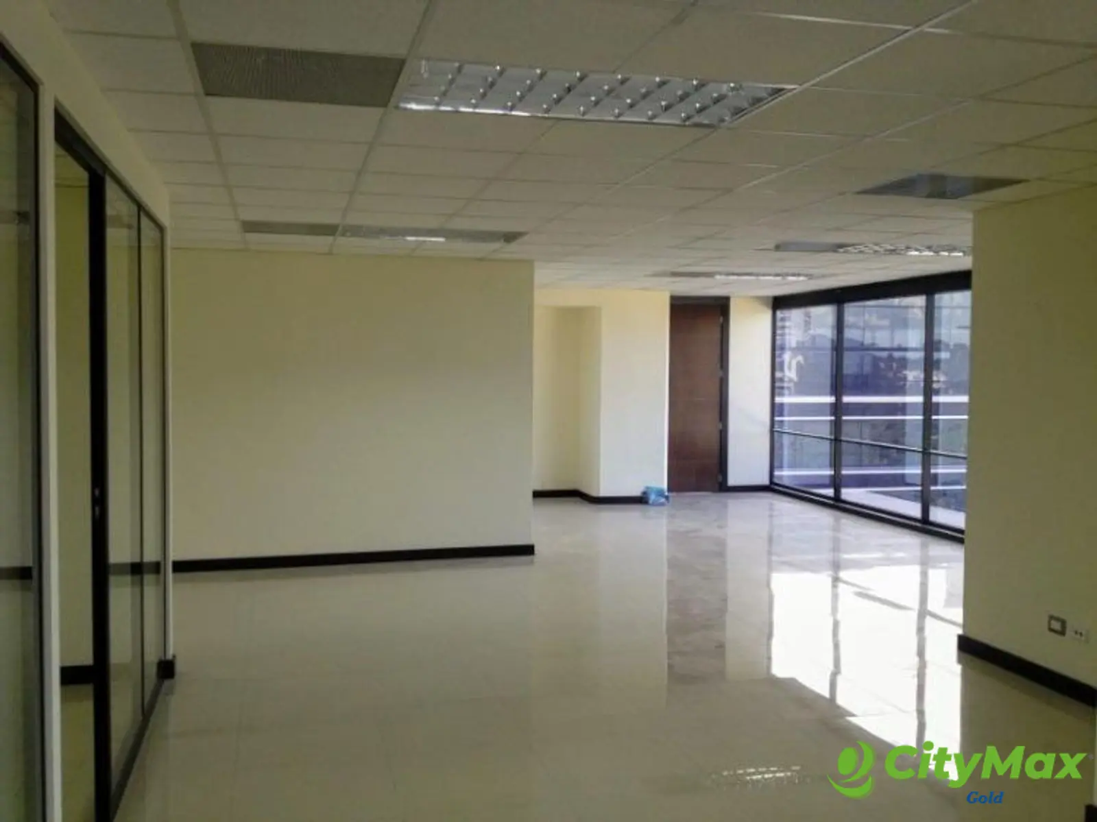 Oficina amplia en Venta en Zona 10 de Guatemala - foto 7