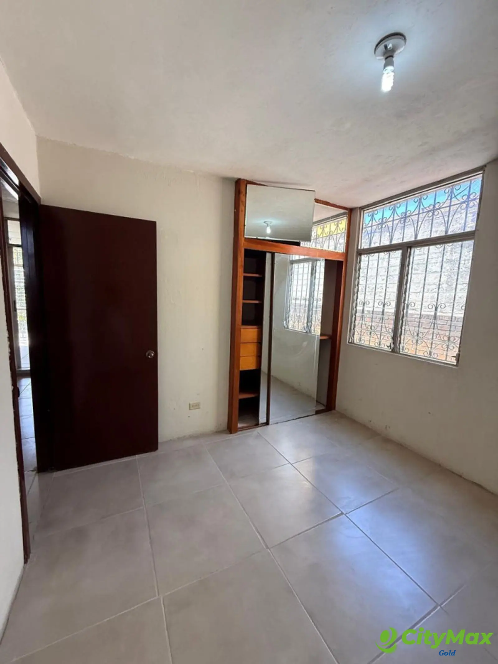 Casa sobre vía principal en Venta en Lourdes Zona 17 - Habitación secundaria