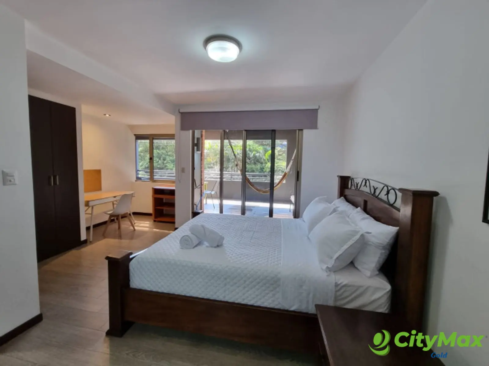 Apartamento en renta zona 10 amueblado con terraza - foto 3