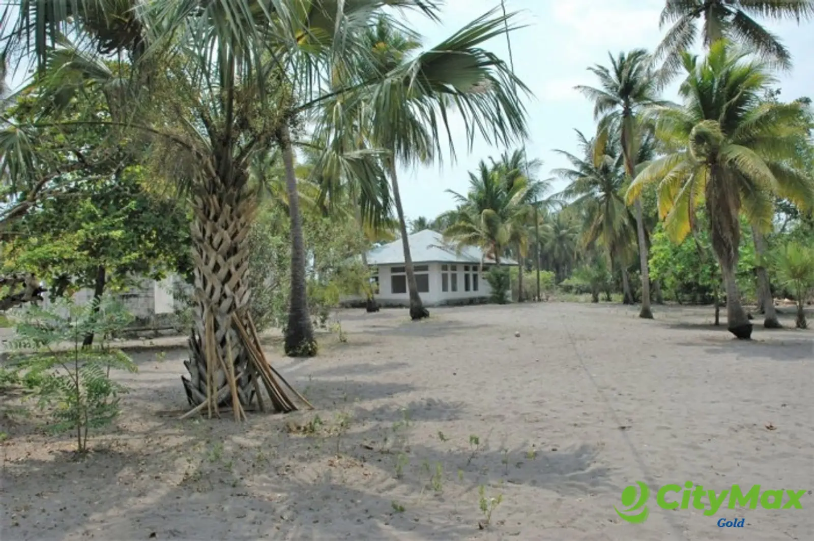 Terreno frente al mar con chalet en venta Playa Tulate - foto 2