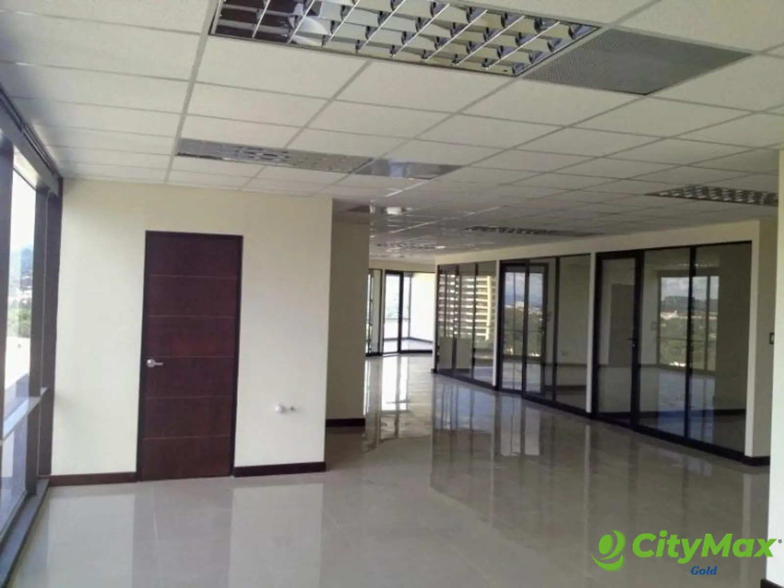 Oficina amplia en Venta en Zona 10 de Guatemala - foto 5