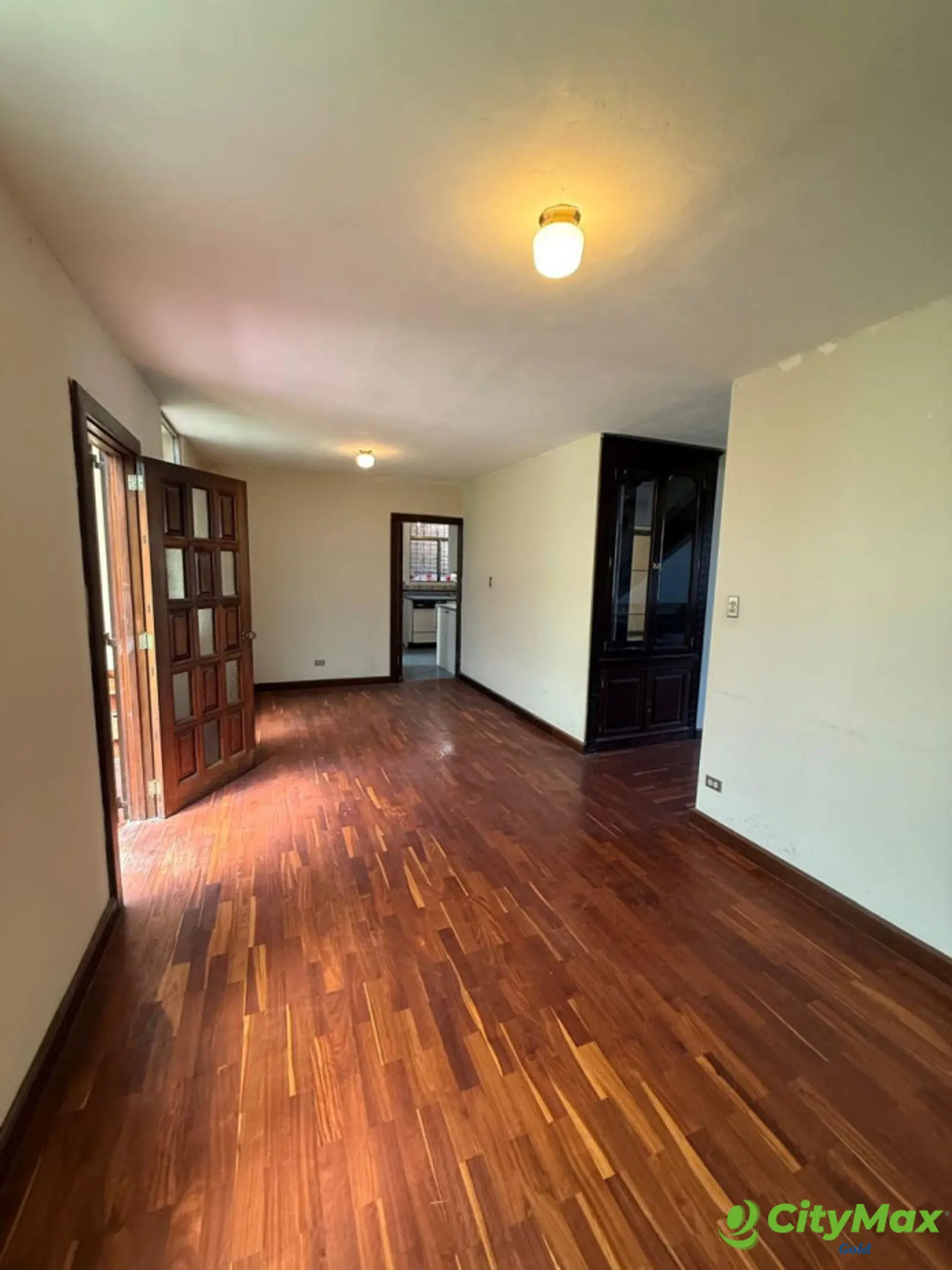 Casa sobre vía principal en Venta en Lourdes Zona 17 - Comedor