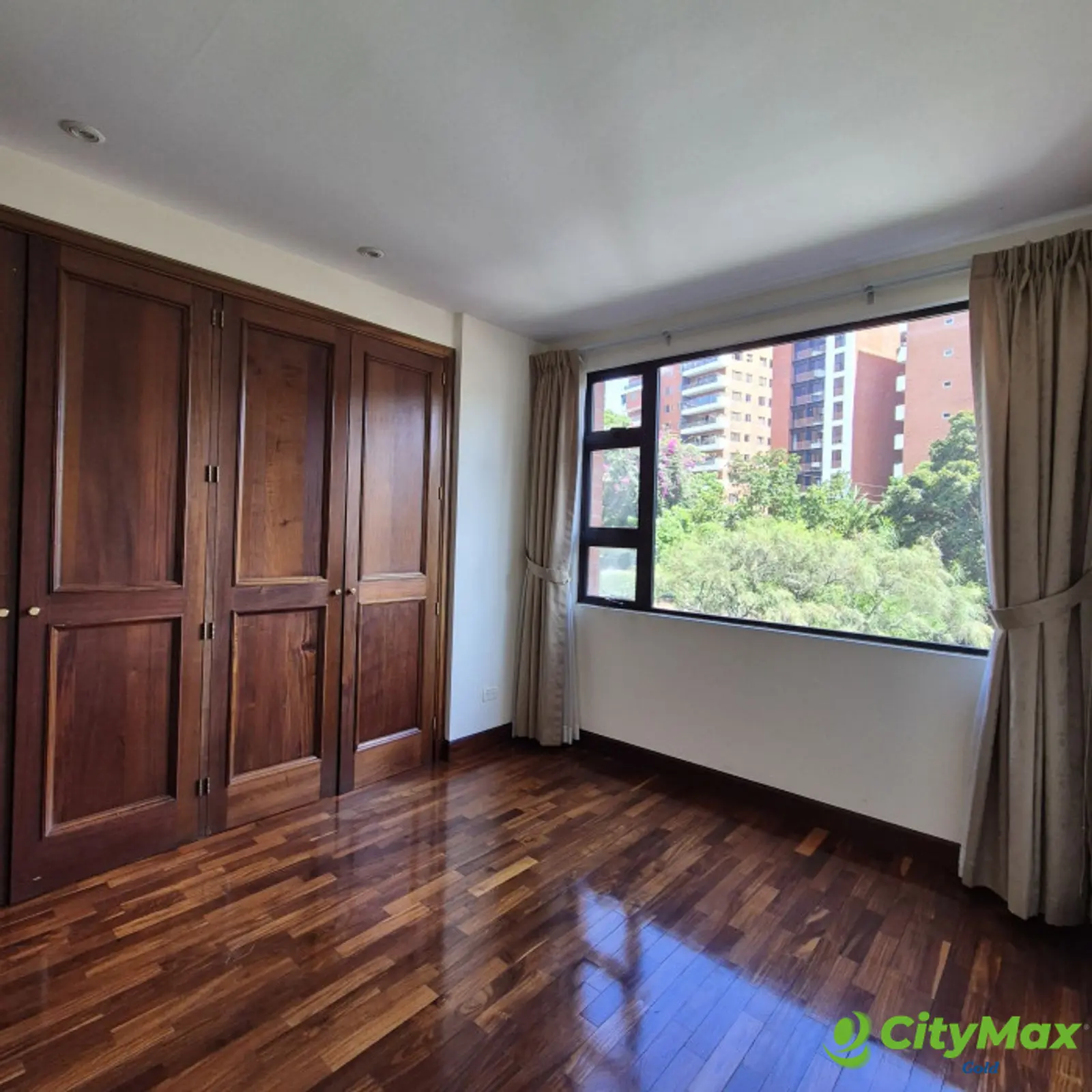 Apartamento amplio en alquiler en zona 10 - foto 9