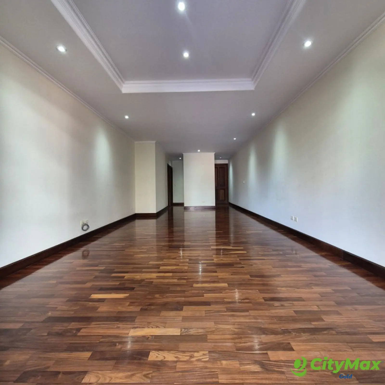Apartamento amplio en alquiler en zona 10 - foto 2