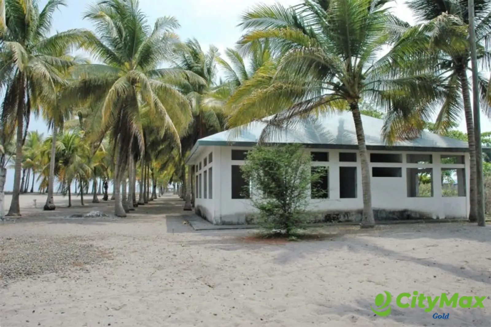 Terreno frente al mar con chalet en venta Playa Tulate - foto 4