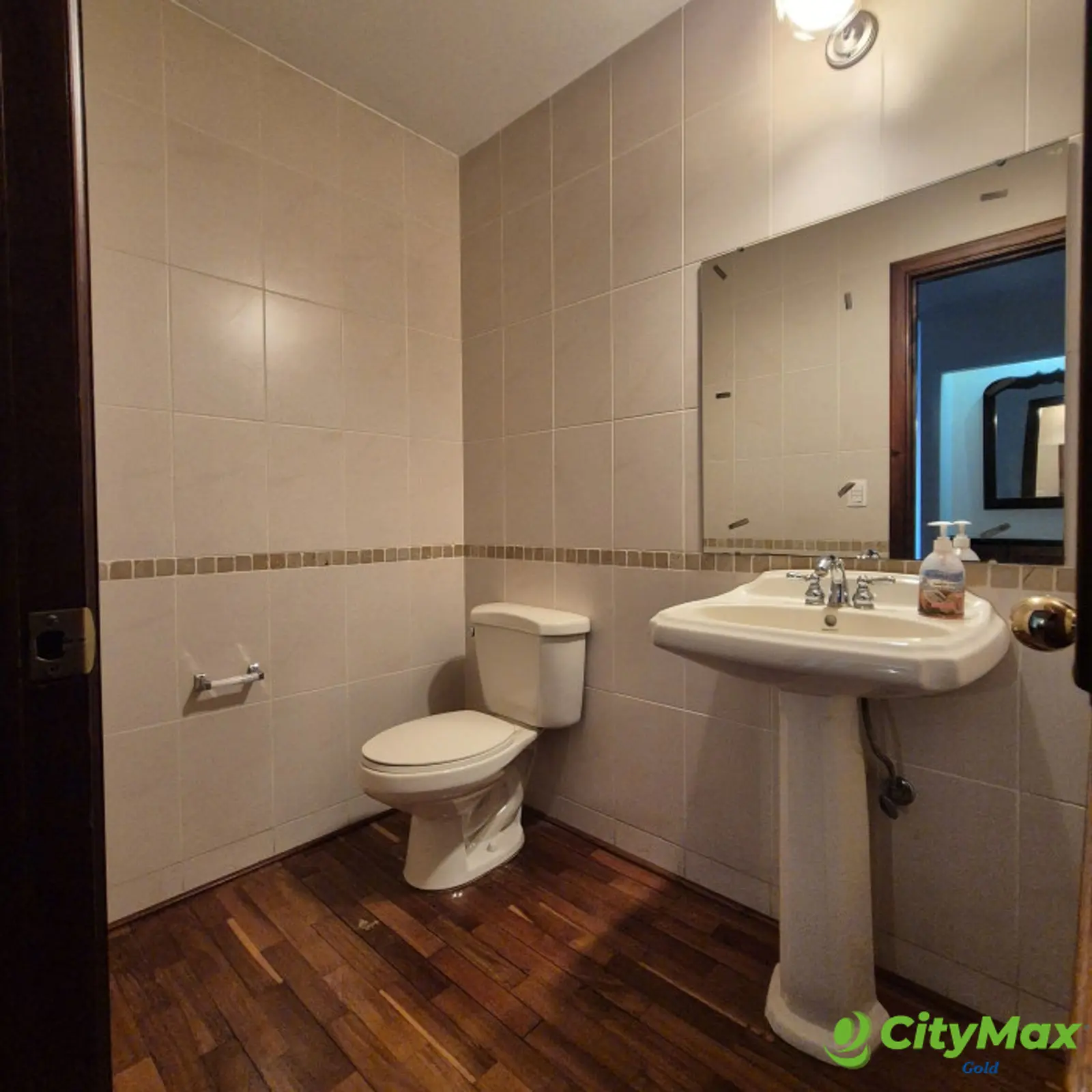 Apartamento amplio en alquiler en zona 10 - foto 5