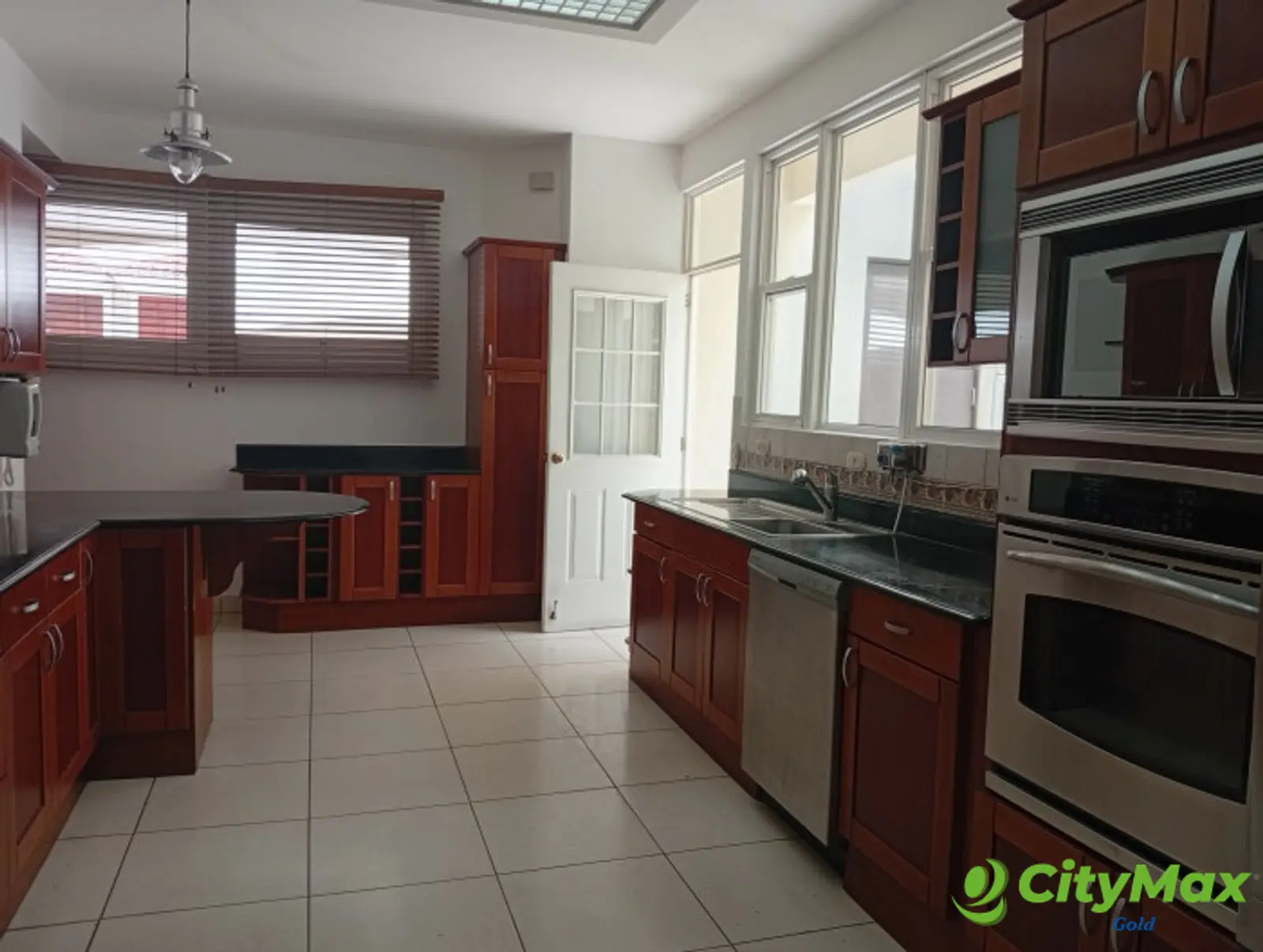 Casa en renta Condominio Cercano Diagonal 6, Zona 10 - foto 5